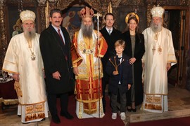 Karađorđevići u slozi i ljubavi SLAVE KRSNU SLAVU: Svi gledaju kako su Filip i Danica obukli decu - Marija ista princeza Šarlot! Aleksandar III došao s DEVOJKOM