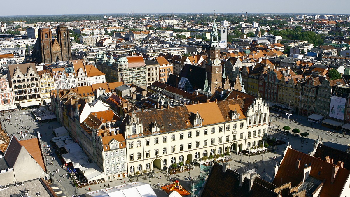 Siatka, która otoczy wrocławski Rynek podczas Euro 2012 będzie miała aż 2,2 metra wysokości. Restauratorzy są niezadowoleni. Urząd Miasta też, ale takie są wymogi bezpieczeństwa.