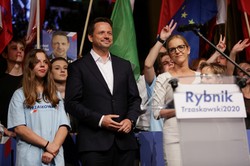 Trzaskowski nowym liderem, Tusk ściga Hołownię. SONDAŻ zaufania do polityków