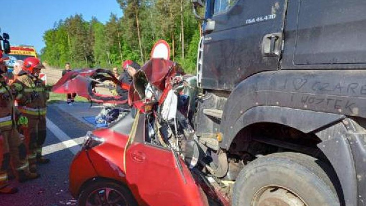 Wypadek. Auto zderzyło się z ciężarówką. Nie żyją trzy osoby, w tym dziecko