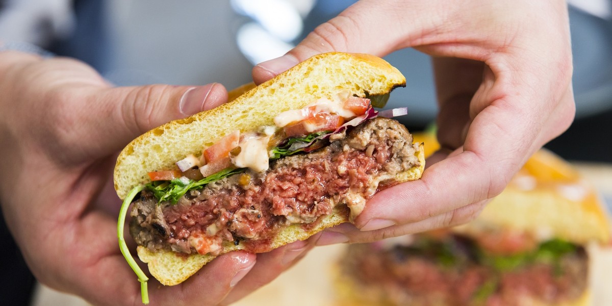 Przemysł mięsny w USA atakuje firmy pokroju Beyond Meat czy Impossible Foods, które produkują swoje burgery ze składników roślinnych, a także koncerny i startupy, które chcą produkować mięso w laboratoriach