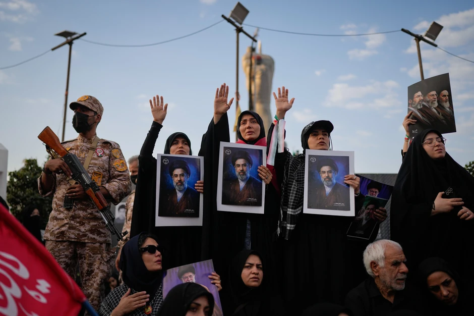 Okupljanjena Trgu islamske revolucije radi pogrebne povorke ubijenog iranskog vrhovnog vođe, ajatolaha Alija Hamneija, u Teheranu, 6. jula 