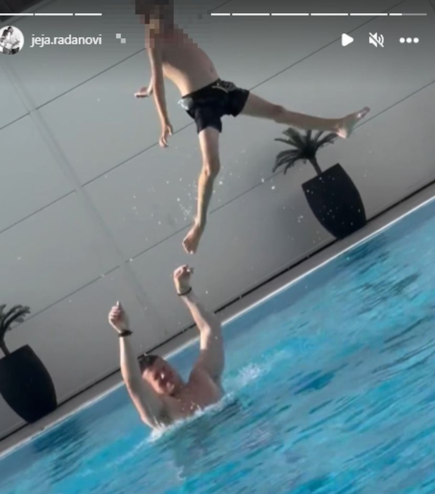 Sloba se igra sa Jeleninim sinom