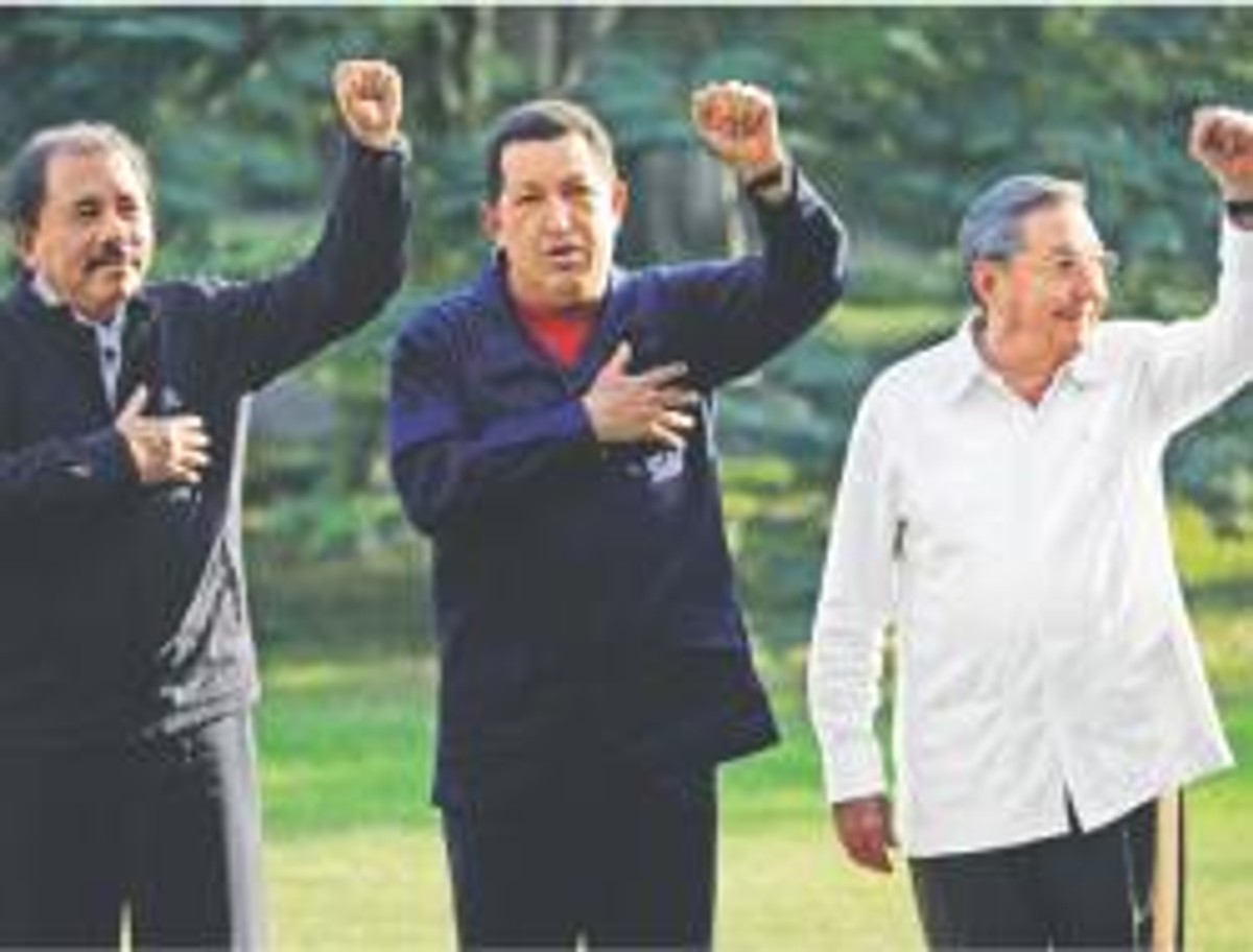 Inicjatorem stworzenia sucre był prezydent Wenezueli Hugo Chavez (w środku) Fot. Reuters/Forum