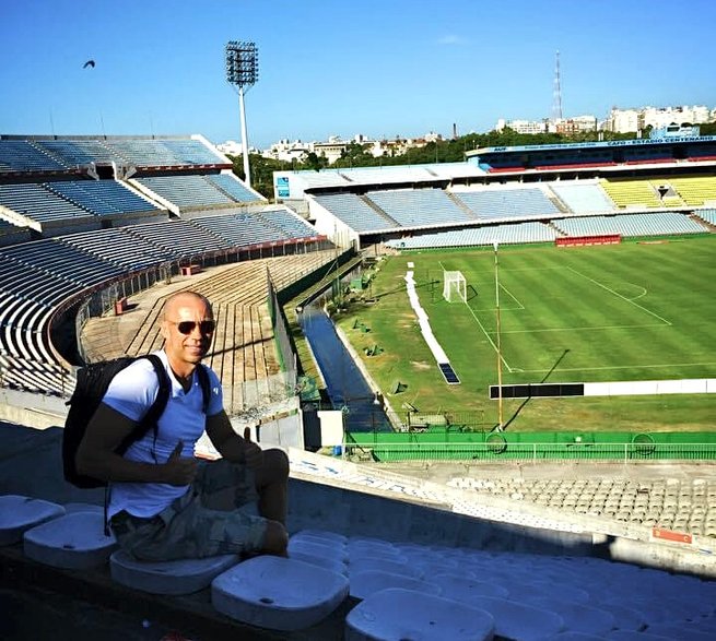 Autor materiału na stadionie w Montevideo. To tam w Urugwaju FIFA rozegrała  I Mistrzostwa Świata w Piłce Nożnej w 1930 r.