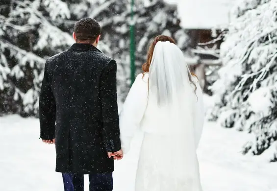 Ślub w śnieżnej scenerii czy w tropikach? Wesele zimą zyskuje na popularności