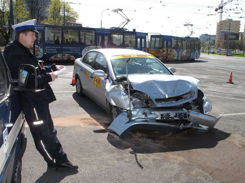 Warszawa, wypadek, taxi, taksówka, radiowóz, policja