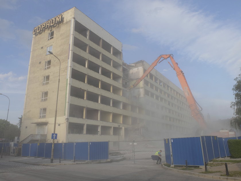 Wyburzanie budynku Cuprum przy pl. Jana Pawła II we Wrocławiu