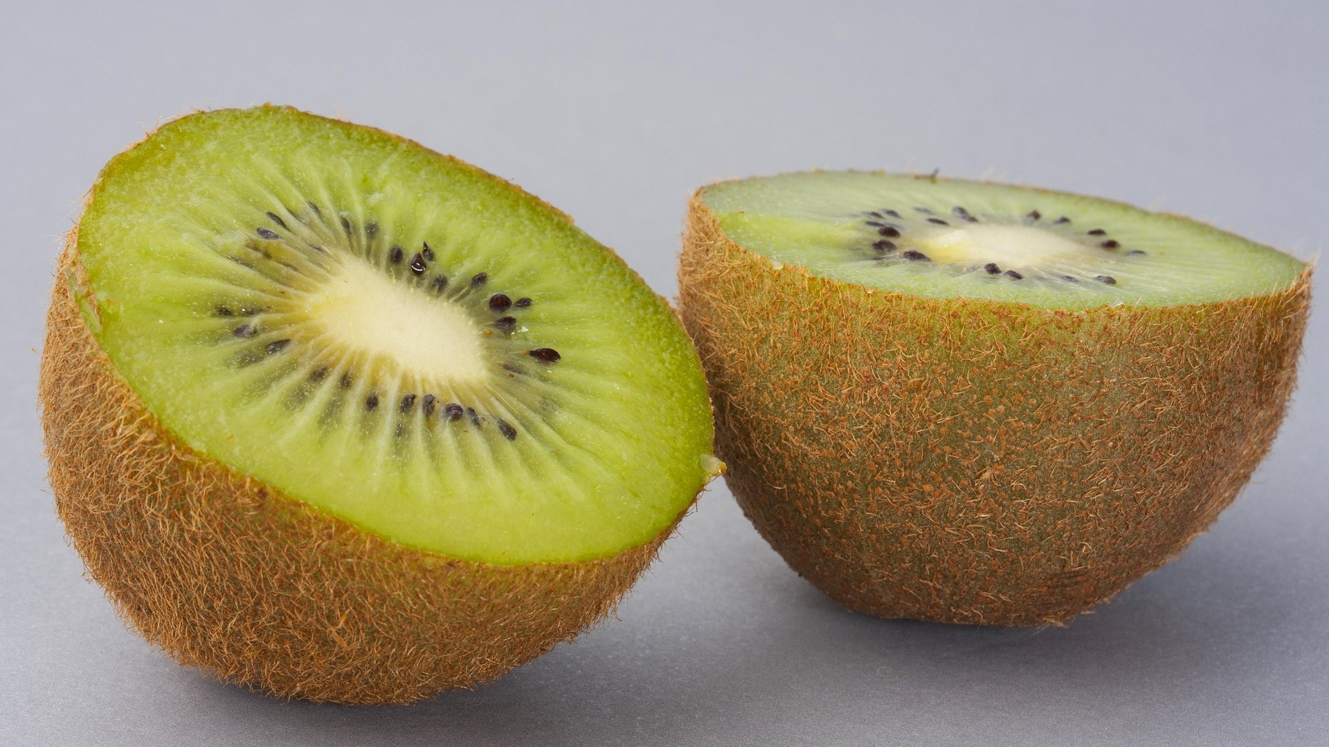 Čerstvé kiwi je bohaté na vlákninu, vitamín C a ďalšie rastlinné látky. Vedci skúmali, čo sa stane, keď ho ľudia jedia pravidelne každý deň.