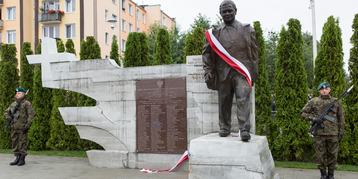 Koszmarne błędy na PiSowskich pomnikach. Ten tu, to fraszka!