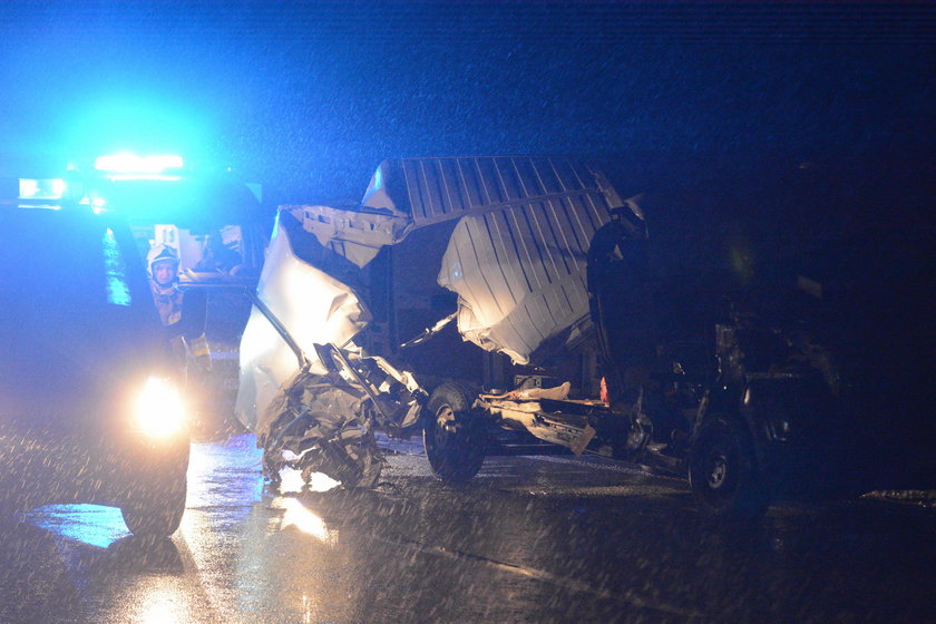 Wypadek niedaleko Torunia z udziałem autobusu i ciężarówek