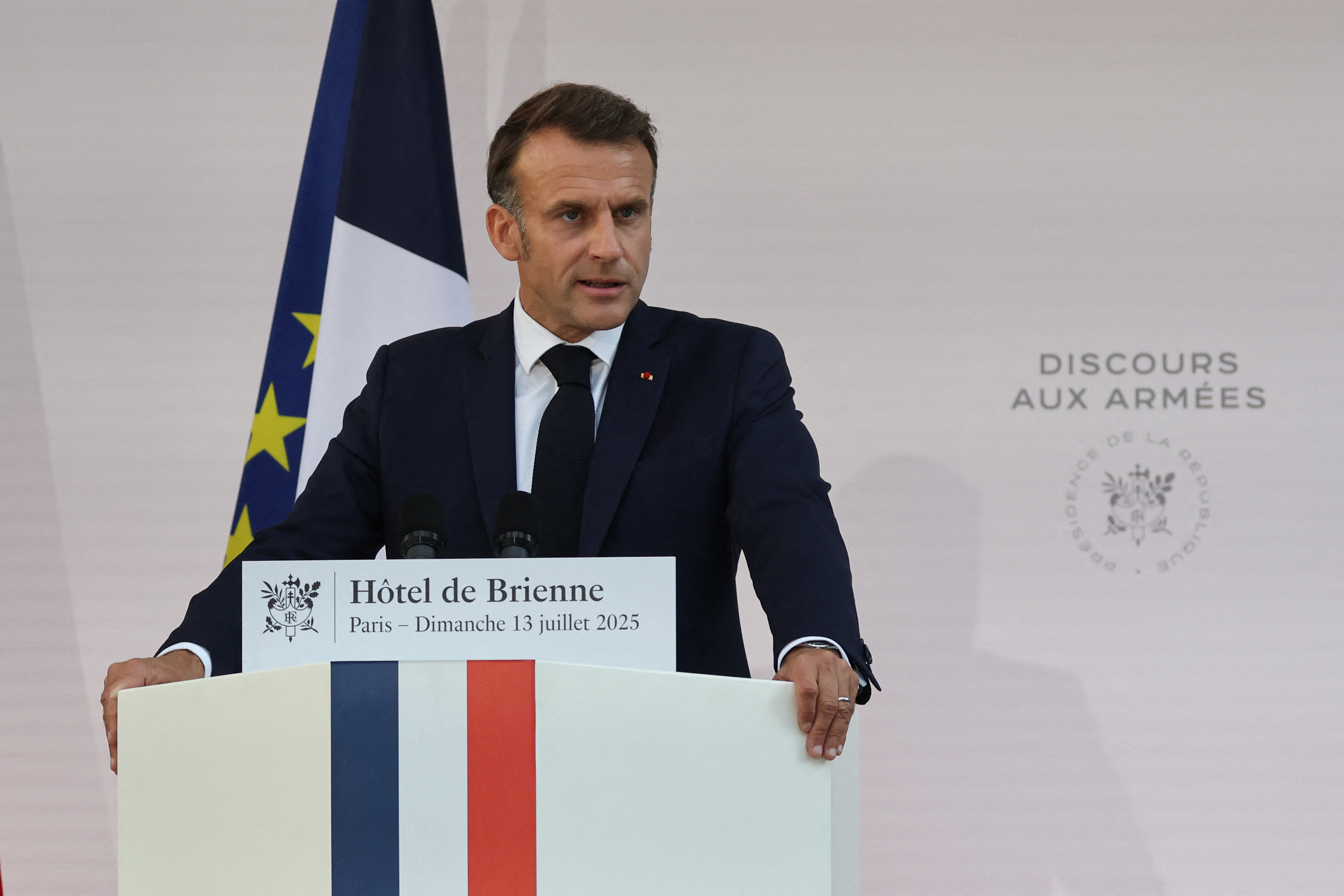Macron: libertà mai così minacciata dal '45, pace dipende da noi