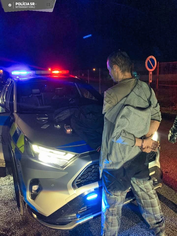 Muž so zbraňou v ruke lúpil v novinovom stánku v Topoľčanoch. 