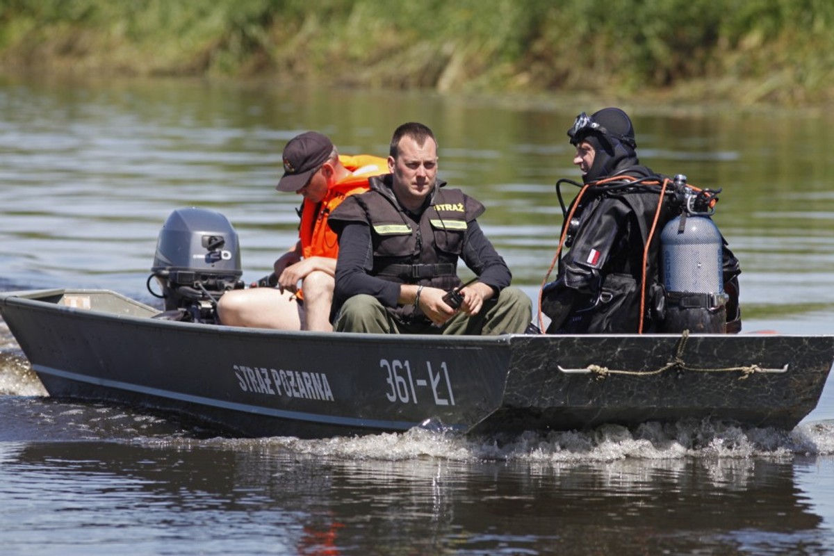 Narew. Poszukiwania zaginionych. PAP/Artur Reszko