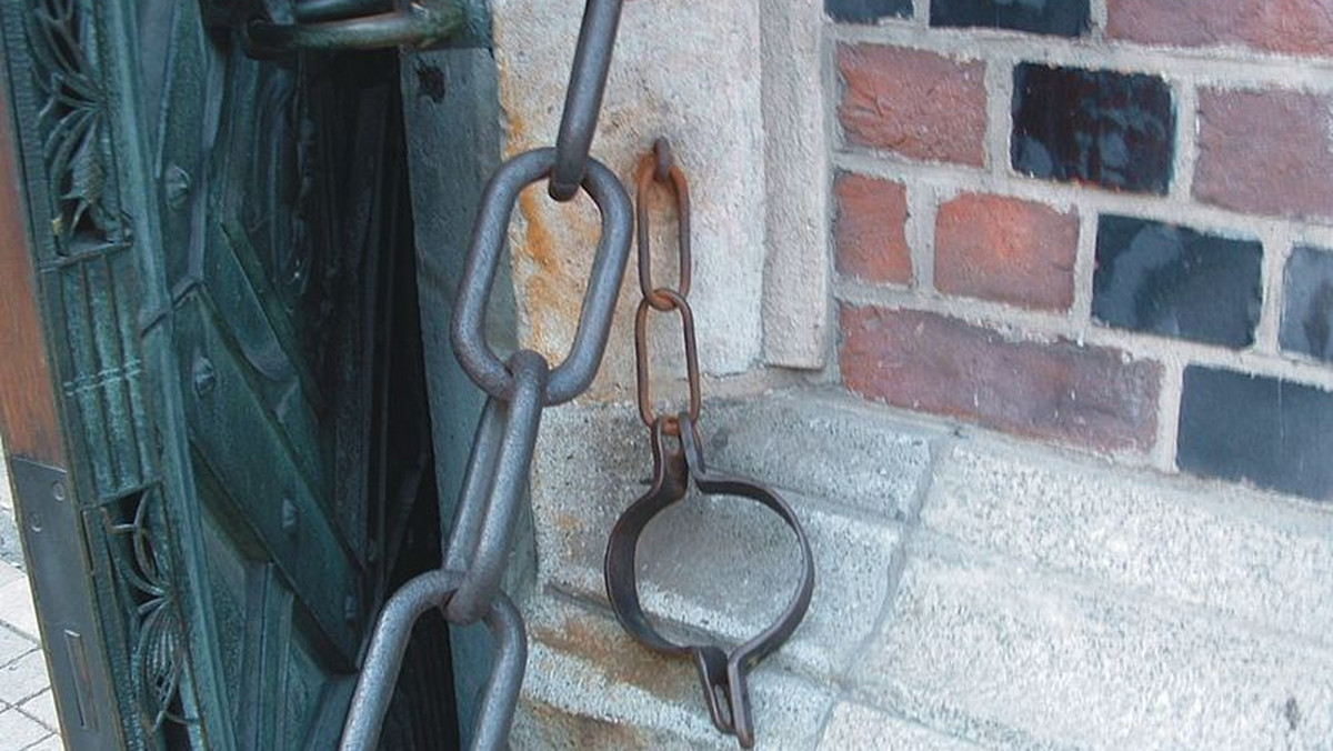 Tajemnice kościoła Mariackiego: przy drzwiach znajduje się metalowa obręcz