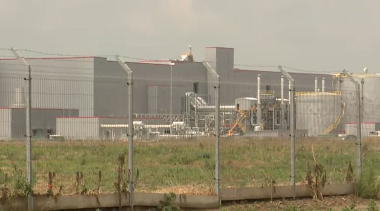 A kémiai biztonsági szabályok megsértése miatt bírságolták meg az iváncsai akkumulátorgyárat / Fotó: RTL