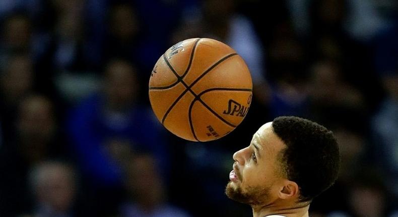 Stephen Curry scores 32 points as the Golden State Warriors stretch their winning streak to eight games