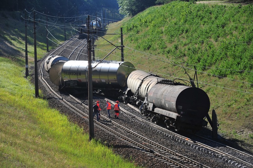 Pasażerowie na dworcach w Świnoujściu, Międzyzdrojach i Warnowie tracą cierpliwość w oczekiwaniu na transport. Skarżą się na brak informacji w kasach biletowych.