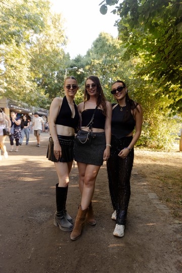 A fekete crop-top igazi jolly joker akár nadrággal vagy miniszoknyával, pláne, ha a barátnőiddel is összeöltöznétek - Iris Meyerink (Hollandia) - Top: SHEIN, Szoknya: URBAN OUTFITTERS, Ékszer: Vintage, Csizma: SCHUURMAN SCHOENEN | Lauren Engbers (Hollandia) Top, szoknya, táska és western csizma: BERSHKA, Napszemüveg: PULL&BEAR, Óra: REGAL | Ivy (Hollandia) Top: BERSHKA, Nadrág: ZARA, Tornacipő: ADIDAS