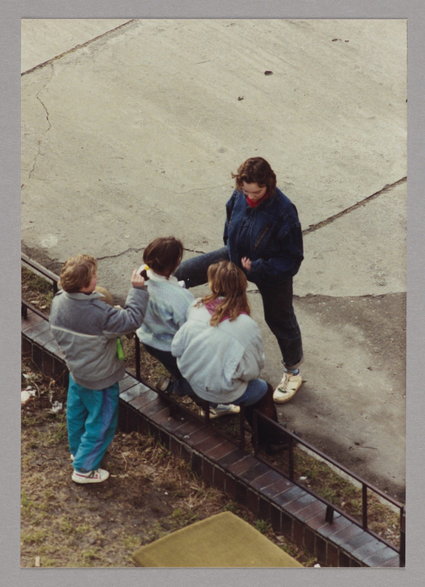 Młodzież na podwórku przy skwerze ks. kard. Stefana Wyszyńskiego / ok. 1991-1995r. / zdjęcie: Krzysztof Mroziuk