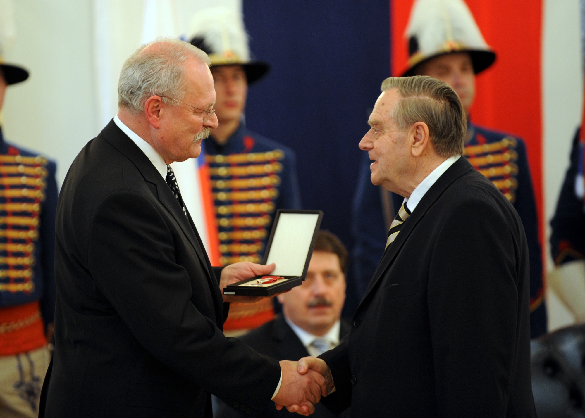 Ivan Gašparovič odovzdáva vyznamenanie Pribinov kríž II. triedy za významné zásluhy o kultúrny rozvoj Slovenskej republiky Ladislavovi Burlasovi.