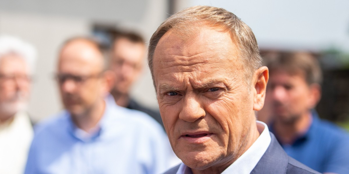 Donald Tusk ostro krytykuje fuzję Orlenu i Lotosu.