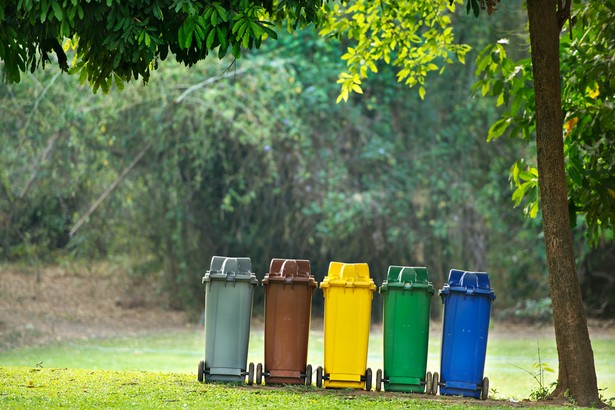 Rozporządzenie nakazuje gminom, w zależności od rodzaju odpadów, osiągnąć co najmniej 50 proc. poziomu recyklingu w przypadku odpadów komunalnych, takich jak np. papier, metale, tworzywa sztuczne i szkło.