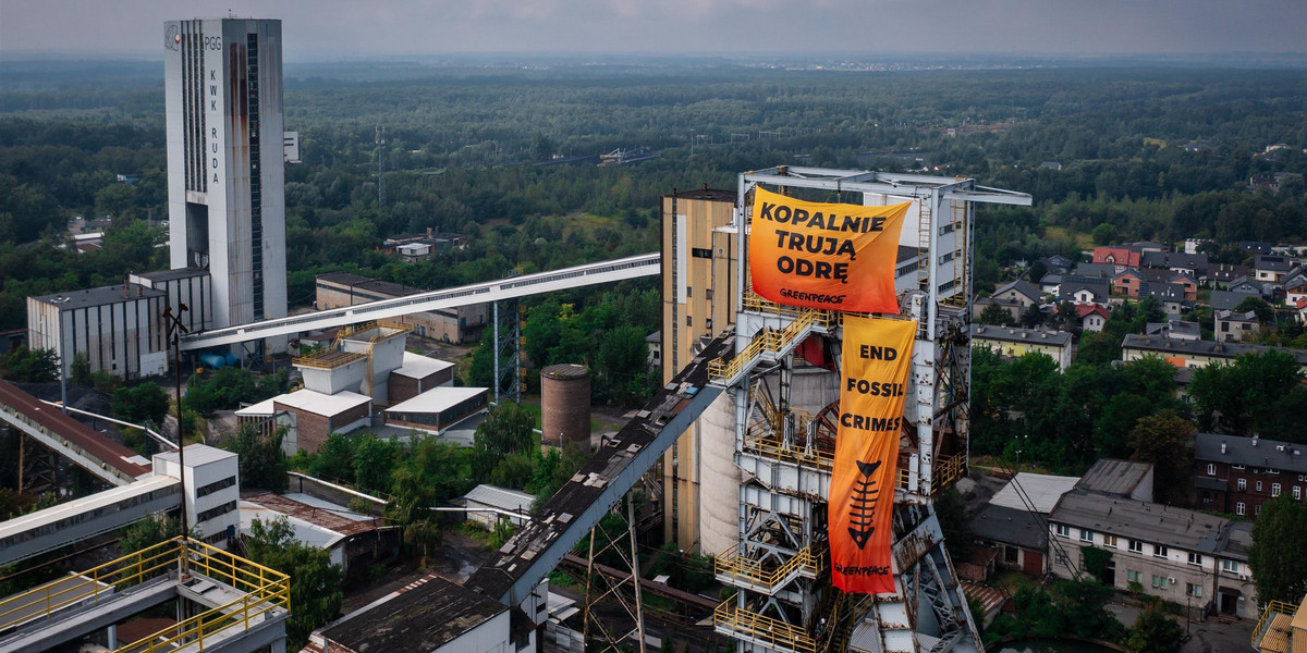 Akcja aktywistów Greenpeace. Weszli na szyb kopalni i rozwiesili banery w KWK Ruda Ruch Bielszowice.