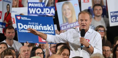 Finisz kampanii KO. Tusk na wiecu miał wyraźne problemy. "Liczę na zrozumienie..."