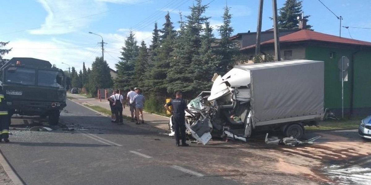 Groza w Koluszkach. Auto uderzyło w wojskową ciężarówkę