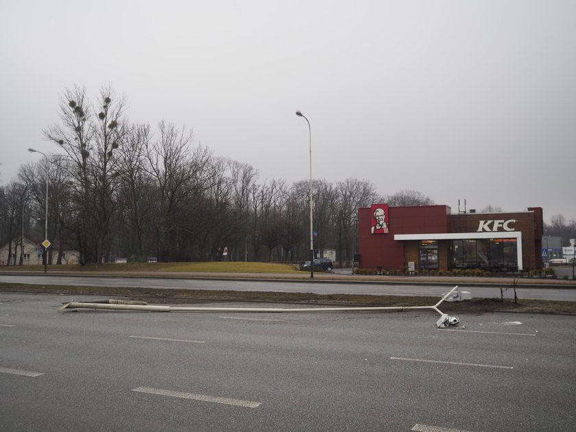 Osobówka wjechała w latarnię. Dachowanie na al. Jana Pawła II