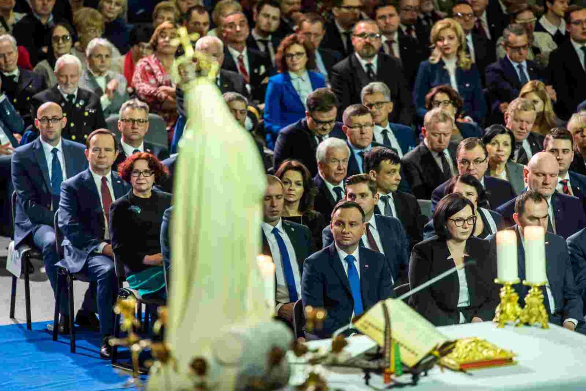Prezydent Andrzej Duda (centrum-L) i szef Kancelarii Prezydenta RP Małgorzata Sadurska (centrum-P) podczas mszy świętej w ramach uroczystości z okazji 25. rocznicy powstania Radia Maryja, 3 bm. w Hali Widowiskowo-Sportowej w Toruniu. W Toruniu trwają uroczystości z okazji 25. rocznicy powstania Radia Maryja. (mr) PAP/Tytus Żmijewski