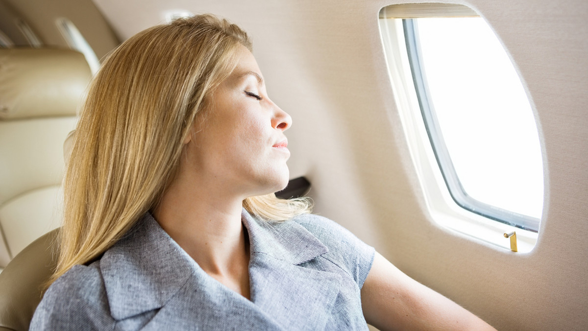 7 sposobów, by zasnąć w samolocie