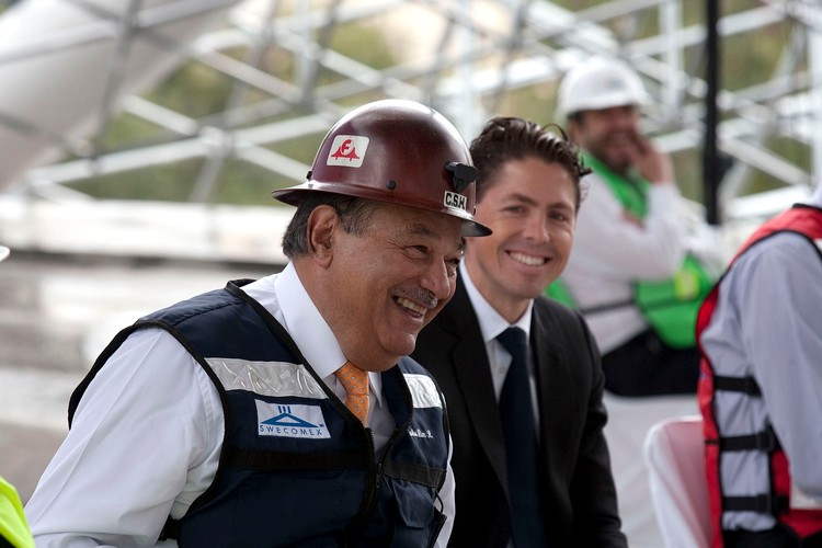 Meksykański miliarder Carlos Slim podczas zwiedzania Carso Plaza, Mexico City, Meksyk