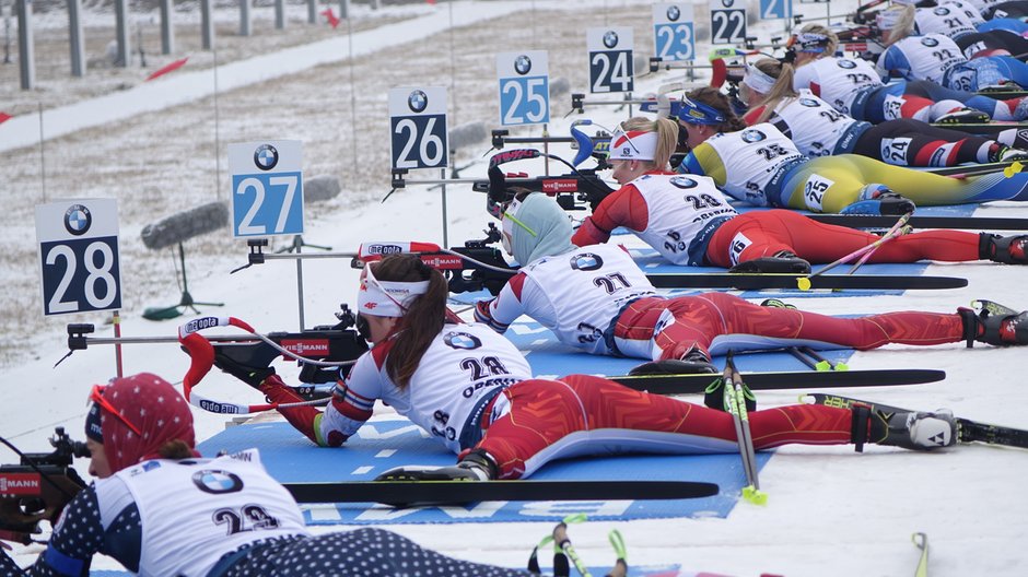 Biathlonistki na strzelnicy w Oberhofie