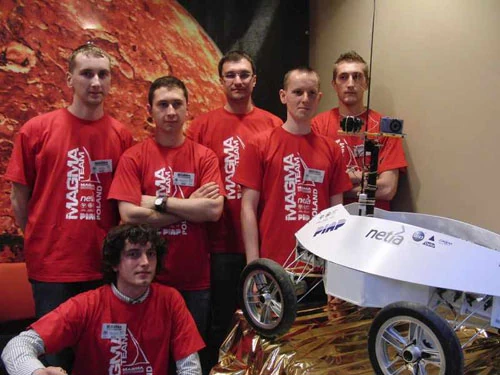 Polska załoga na marsjański casting w Utah. Po prawej Magma - robot, ktory ma szansę na własne oczy zobaczyć powierzchnię Czerwonej Planety