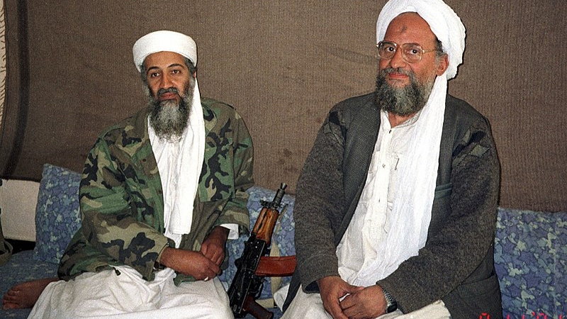 Ayman al-Zawahiri i Osama bin Laden, zdjęcie wykonane przy okazji wywiadu przeprowadzonego w 2001 roku, autor: Hamid Mir, licencja: CC BY-SA 3.0, https://creativecommons.org/licenses/by-sa/3.0/deed.en