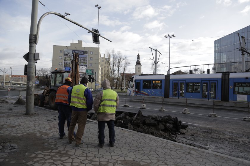 Naprawa zniszczonej przez awarię wodociągową nawierzchni Oławskiej we Wrocławiu