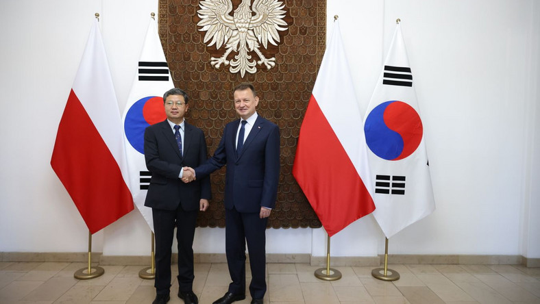 Wicepremier, minister obrony narodowej Mariusz Błaszczak (P) i wiceminister obrony Korei Dongjoon Yoo