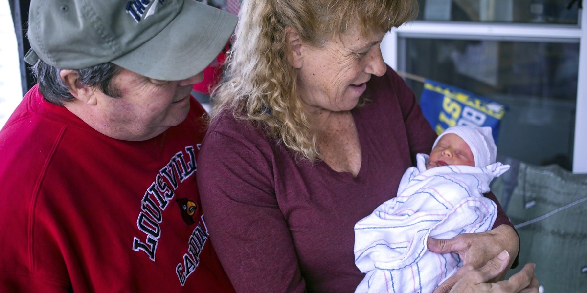 57-letnia nauczycielka z New Hampshire została jedną z najstarszych kobiet, które urodziły dziecko w USA. 