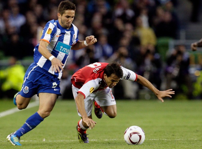 Joao Moutinho z Porto i Mossoro ze Sportingu w walce o piłkę