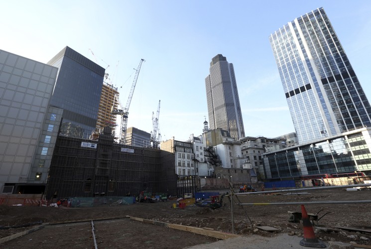 Widok na budowę 100 Bishopsgate, po lewej budynek St. Helens, the Aviva Plc, w środku Tower 42 w centrum finansowym Londynu, 30.11.2012