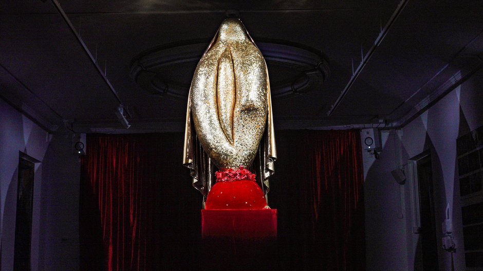 Rzeźba Iwony Demko - złota vulva w Teatrze Dramatycznym