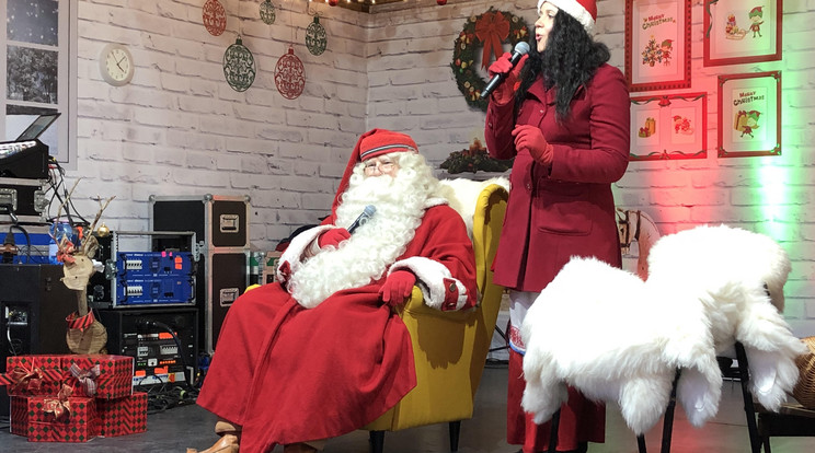 Joulupukki Európa 10 legszebb karácsonyi 
vására közé beválasztott Vörösmarty téren várta a gyerekeket