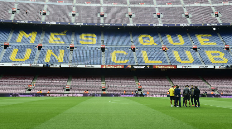 Szurkolók nélkül melegítenek a Barcelona játékosai /Fotó:AFP