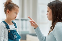 Matki, które wywierają na swoje dzieci niezdrową presję