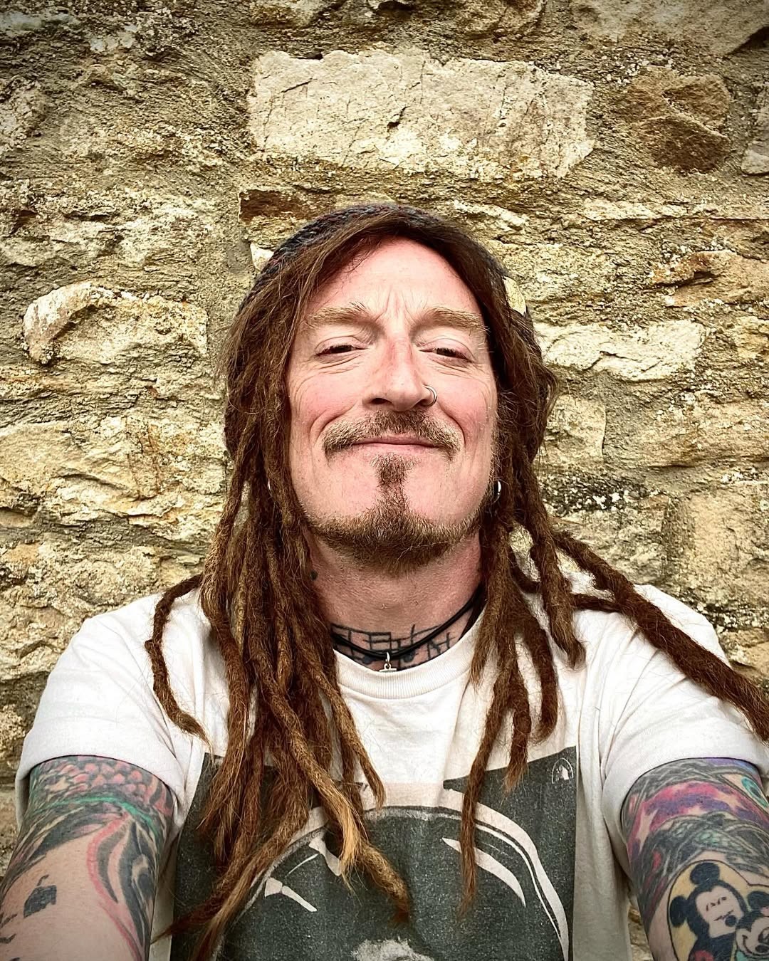 Anglický spevák a gitarista Ginger Wildheart. 