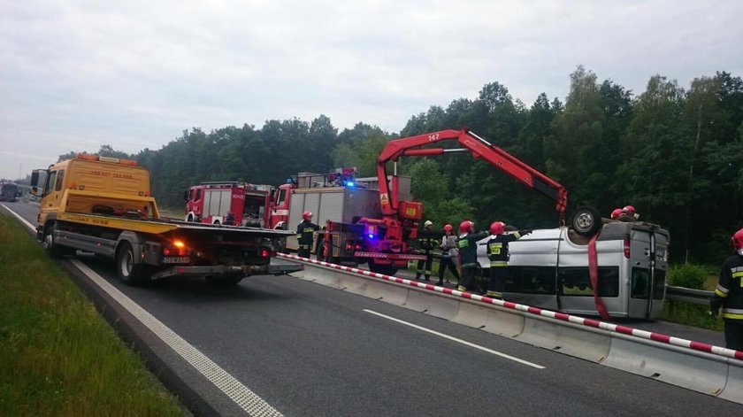 Bus dachował na A4