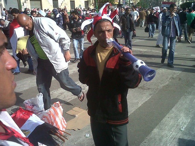 Handlarz na placu Thair w Kairze. Sprzedaje pamiątki po egipskiej rewolucji.