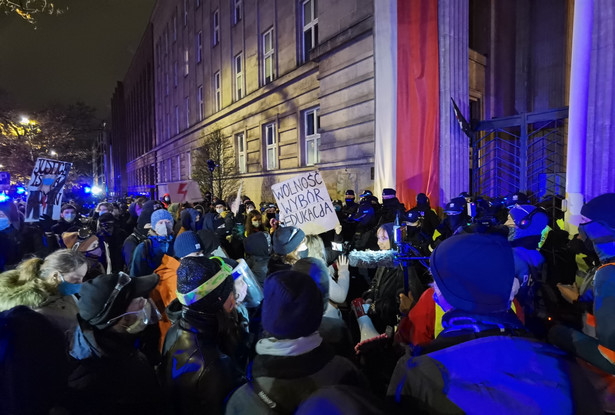 RPO wzywa policję do wycofania wniosków o ukaranie wobec protestujących po wyroku TK